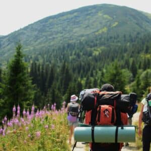 groupes de randonneurs en face d'une montagne