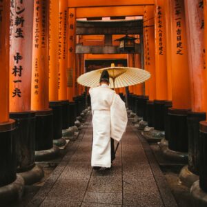 Homme japonais en tenu traditionnel au sanctuaire Fushimi